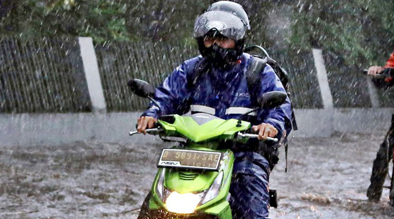 10 Tips Naik Motor di Musim Hujan agar Selamat naik motor di musim hujan