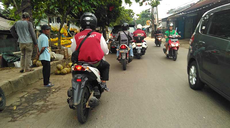 Pasang lampu kelap kelip