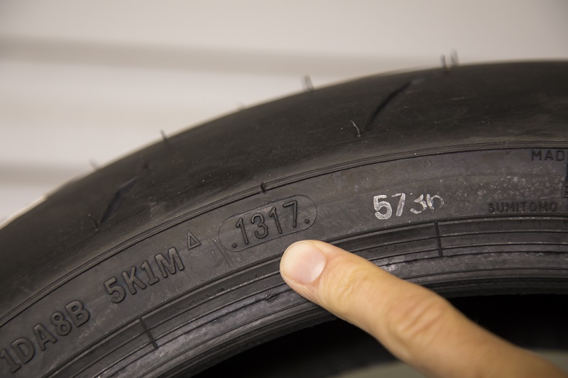 Mau Press Velg Motor? Ini Rincian Biayanya tanda ban motor harus diganti 005