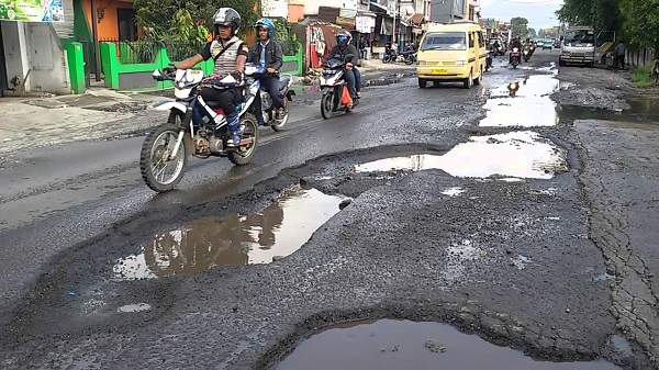 Kenali 10 Tanda Ban Motor Harus Diganti Hindari jalanan berlubang