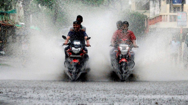 10 Tips Naik Motor di Musim Hujan agar Selamat naik motor di musim hujan