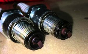 7 Penyebab Motor Mati Saat Digas dan Solusinya Busi Bermasalah