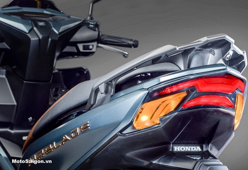 Honda Air Blade Vs Vario, Rival Yamaha Aerox desain tampak belakang air blade