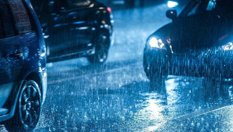 8 Tips Berkendara Mobil yang Aman Saat Hujan berkendara mobil dengan aman saat hujan