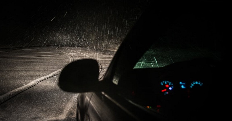 8 Tips Berkendara Mobil yang Aman Saat Hujan lampu mobil