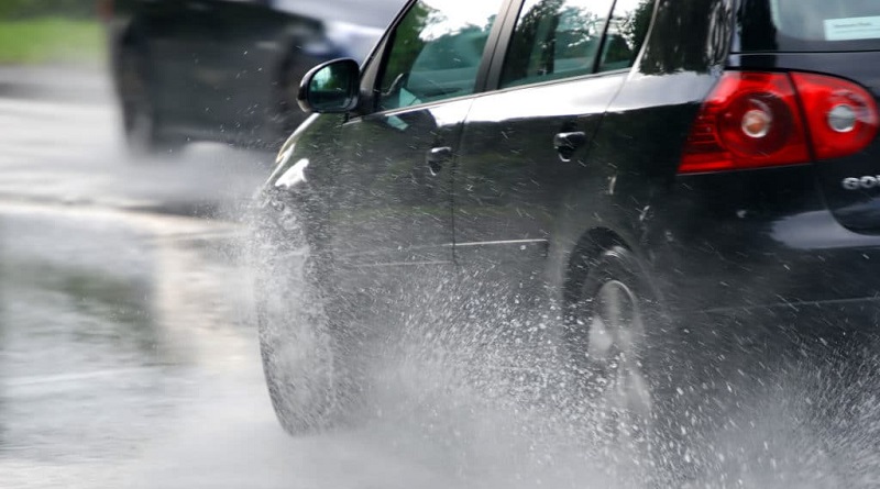 8 Tips Berkendara Mobil yang Aman Saat Hujan Rem terkena air hujan menjadi penyebab rem mobil bunyi