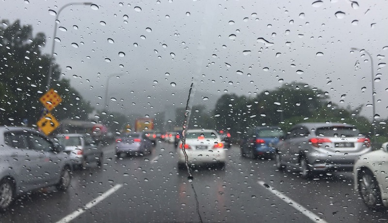 8 Tips Berkendara Mobil yang Aman Saat Hujan berkendara aman saat hujan