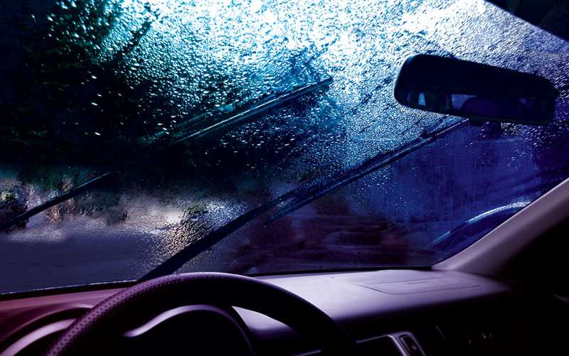 8 Tips Berkendara Mobil yang Aman Saat Hujan berkendara aman saat hujan