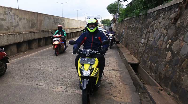 5 Tips Naik Motor Matik, Jangan Asal! tips naik motor matik - suzuki nex ii cross