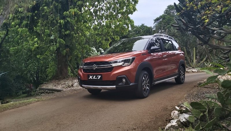 13 Mobil SUV Murah dan Terbaik 2021 mobil SUV murah - Suzuki XL7