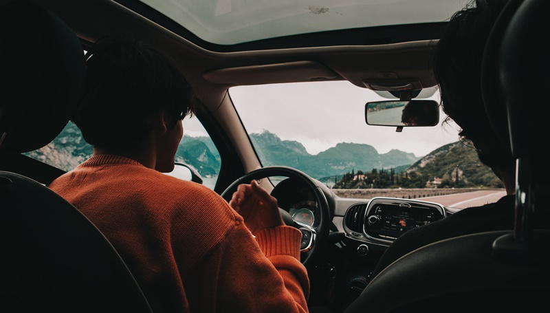 7 Cara Belajar Mobil Manual Termudah 4. rem dan gas