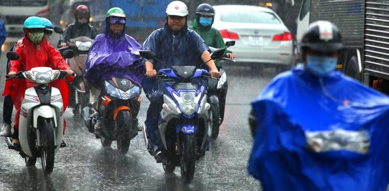 5 Bahaya Menggunakan Jas Hujan Ponco, Masih Mau Pakai? Mantel ponco