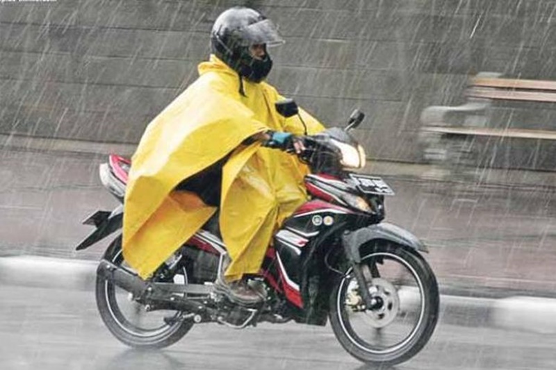 10 Tips Naik Motor di Musim Hujan agar Selamat Jas hujan ponco