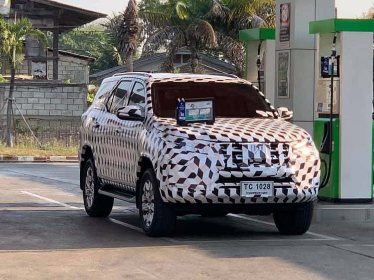 Toyota Fortuner 2020 Mulai Muncul di Jalan, Masuk Indonesia? spyshot Toyota Fortuner 2020