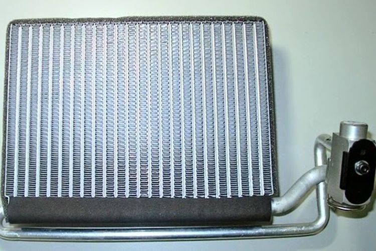 Cara Kerja AC Mobil dan Kenali Gejala Kerusakannya Evaporator AC mobil