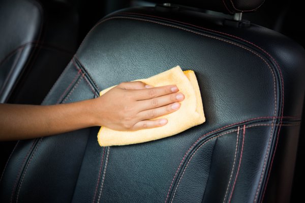 Cuci Jok Mobil Sendiri di Rumah? Ini Caranya Membersihkan jok berbahan kulit