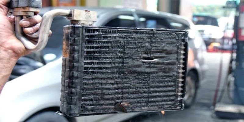 11 Penyebab AC Mobil Tidak Dingin dan Solusinya Evaporator AC mobil kotor