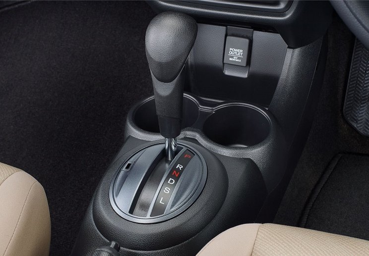 5 Kekurangan Honda BR-V, Konsumen Wajib Tahu soket charger Honda Mobilio Minim