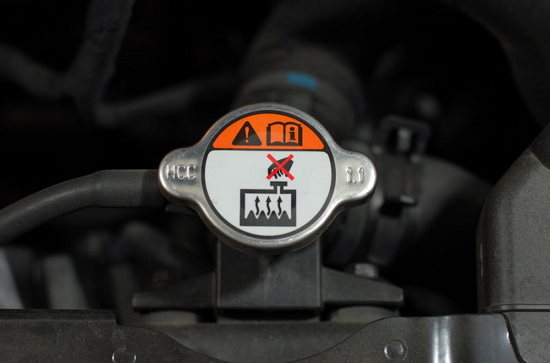 6 Penyebab Air Radiator Mendidih dan Cara Mengatasinya Tutup radiator
