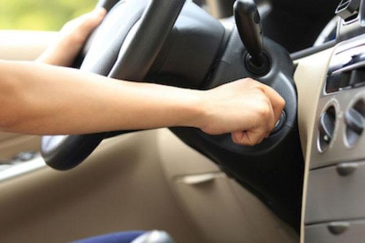 8 Cara Mengganti Oli Mobil yang Mudah dan Cepat Setelah oli diganti, jangan lupa panaskan mobil