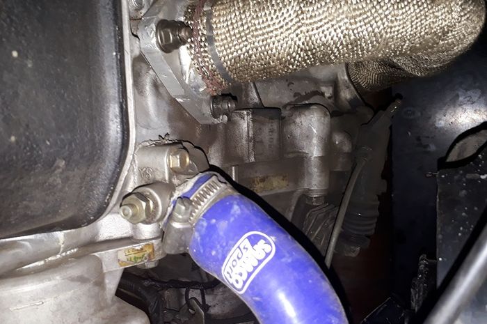 7 Penyebab Oli Netes di Bawah Mesin Mobil Beserta Solusinya! Ujung knalpot mengalami kebocoran oli