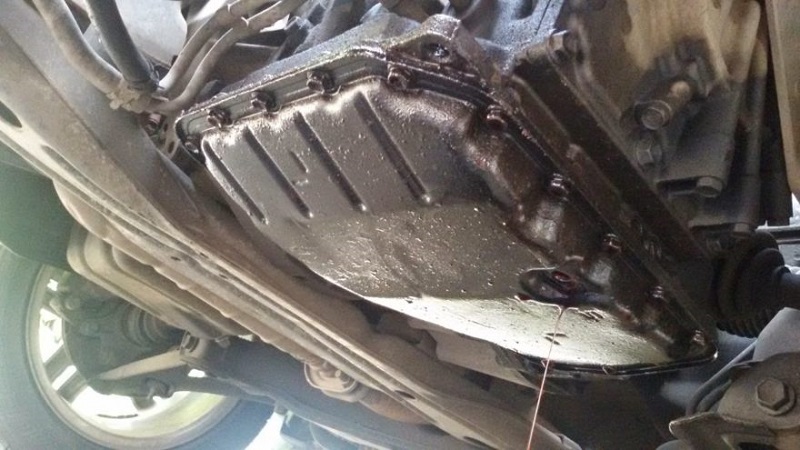 7 Penyebab Oli Netes di Bawah Mesin Mobil Beserta Solusinya! Oli netes dari mesin
