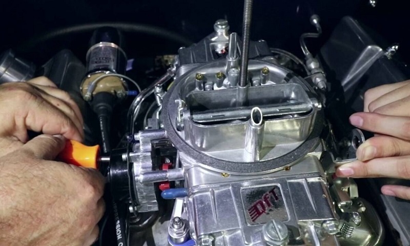 7 Penyebab Mobil Susah Hidup dan Cara Mengatasinya penyebab mobil susah hidup - karburator mobil rusak