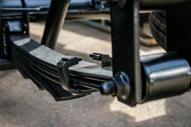 Cara Membuat Suspensi Mobil Empuk, Ini Tipsnya Per daun