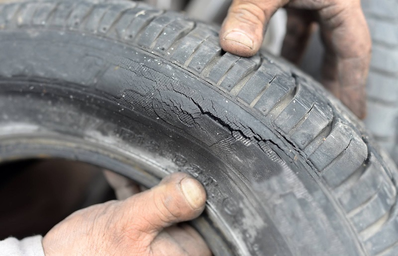10 Ciri Ban Mobil Harus Diganti, Jangan Tunggu! ban mobil retak