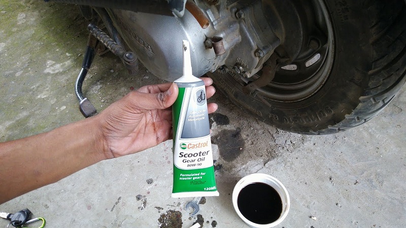 5 Rekomendasi Oli Gardan Terbaik untuk Motor Matik Castrol Scooter Gear Oil