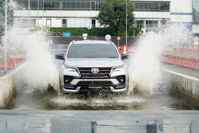 Ini Alasan Toyota Tak Bawa Fortuner Legender ke Indonesia Toyota Fortuner dan Kijang Innova Facelift Meluncur di Indonesia