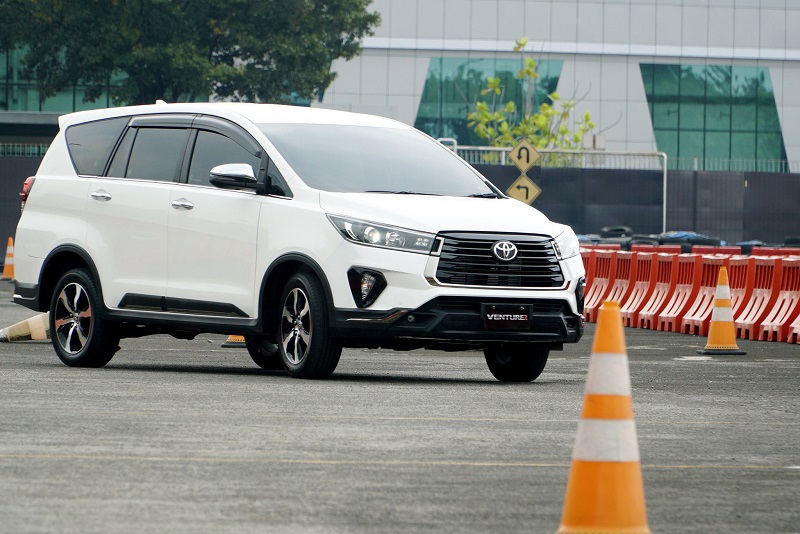 Segini Harga Toyota Fortuner dan Kijang Innova Facelift 2020 Seiring dengan ubahan yang terjadi, harga Toyota Fortuner dan Kijang Innova facelift turun merangkak naik
