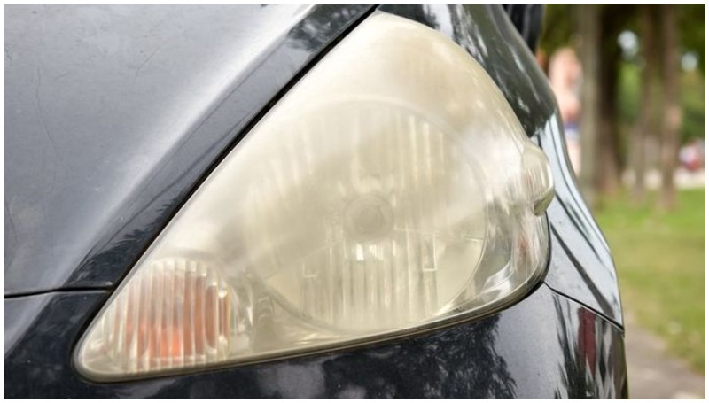 Tips Cara Membersihkan Reflektor Lampu Mobil Agar Kinclong Lampu menguning biasanya disebabkan sudah termakan usia