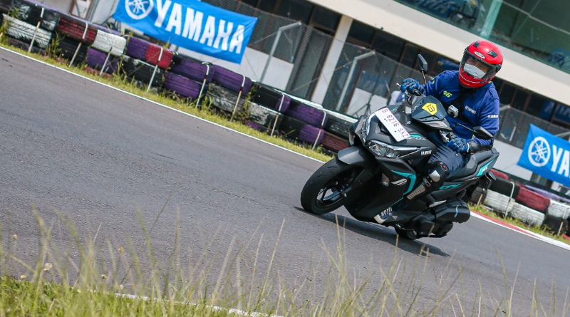 7 Perbedaan Yamaha Aerox Connected ABS dan Standar, Apa saja? yamaha aerox connected abs dan standar