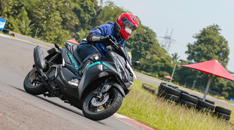 5 Tips Naik Motor Matik, Jangan Asal! tips naik motor matik