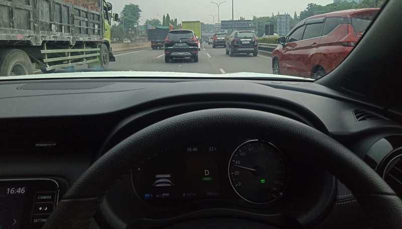 Test Drive Nissan Kicks e-Power, Tidak Perlu Injak Rem! fitur cruise control di nissan kicks