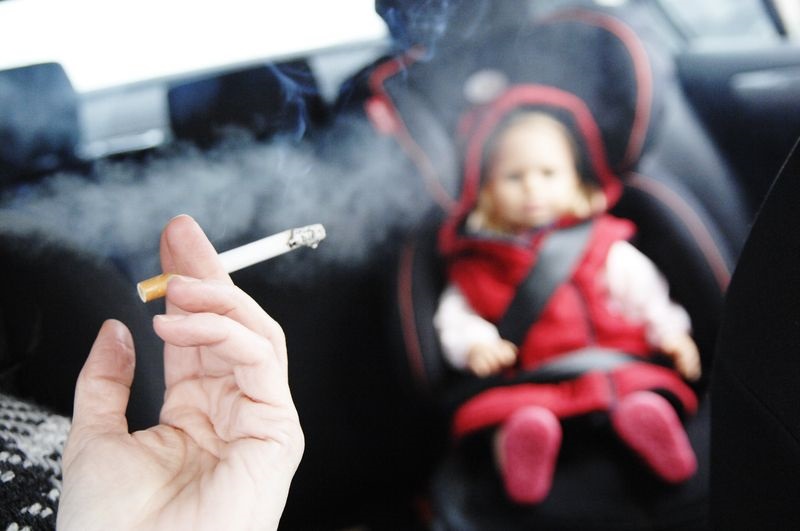 5 Cara Menghilangkan Bau Rokok di Mobil yang Ampuh Cara menghilangkan bau rokok di mobil