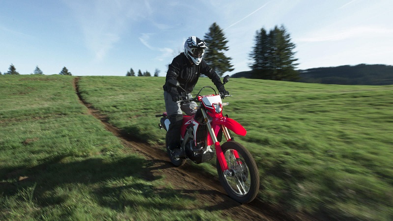 5 Tips Naik Motor Offroad untuk Pemula, Dijamin Bisa! tips naik motor offroad