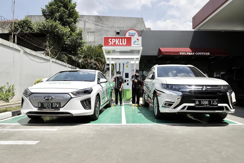 SPBU Pertamina Fatmawati Layani Pengisian Mobil Listrik Pengisian baterai mobil listrik di SPBU Fatmawati