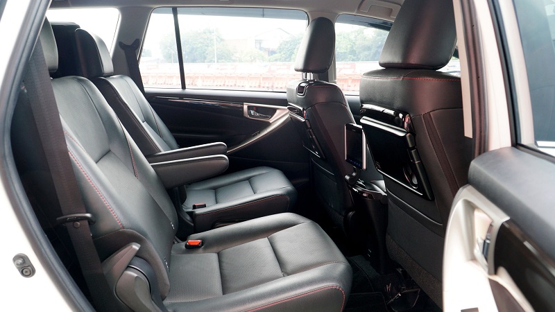 Wuling Cortez CT Vs Toyota Innova, Nyaman Mana? interior innova ventuer