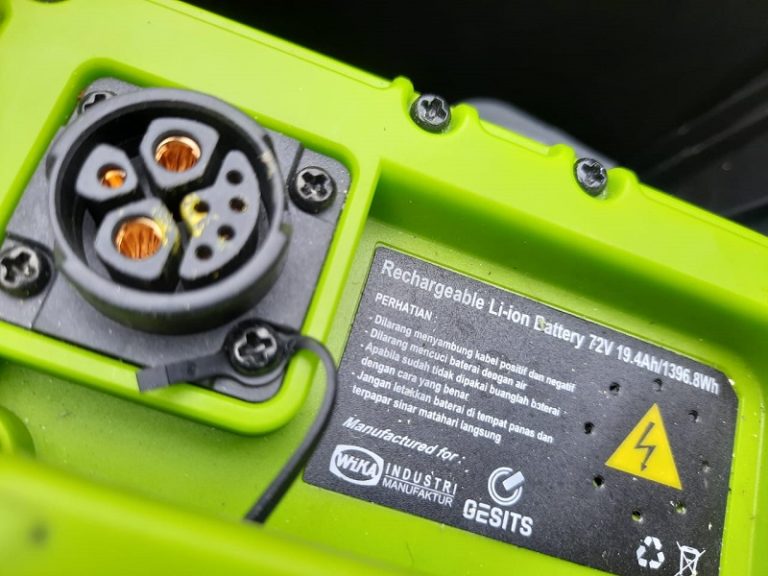 Cara Mengisi Baterai Motor Listrik, Rumah 900 VA Bisa!