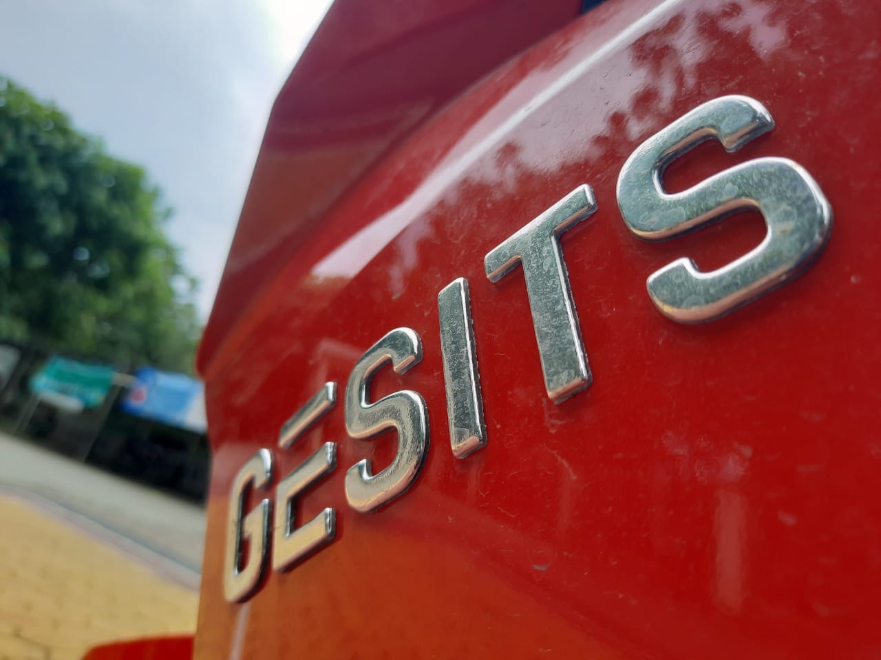 5 Kekurangan Motor Listrik Gesits G1, Harus Tahu! Emblem motor listrik Gesits