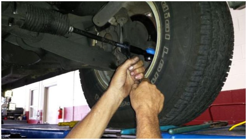 6 Penyebab Kaki-Kaki Mobil Bunyi Kletek-Kletek Tie Rod End