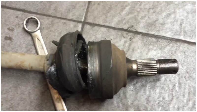 6 Penyebab Kaki-Kaki Mobil Bunyi Kletek-Kletek Boot axle yang mengalami masalah