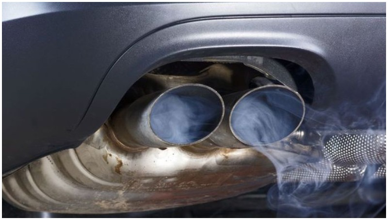 Knalpot Mobil Keluar Air, Apakah Normal? asap knalpot biru