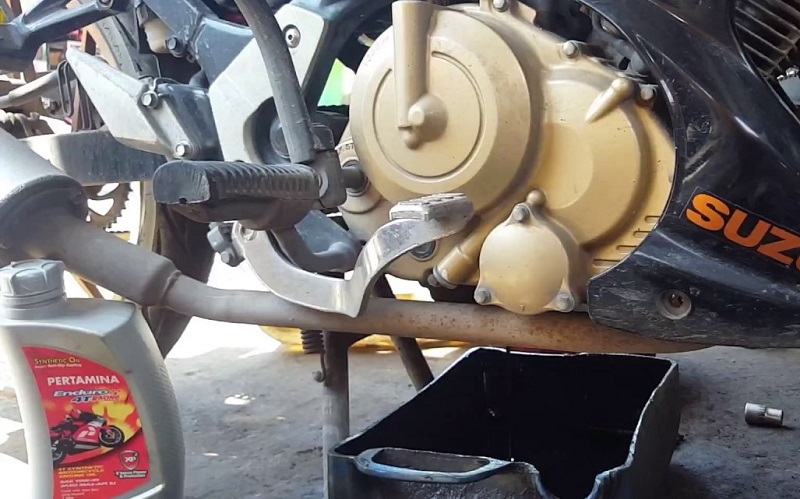 5 Cara Ganti Oli Motor yang Benar, di Rumah Saja! cara ganti oli motor