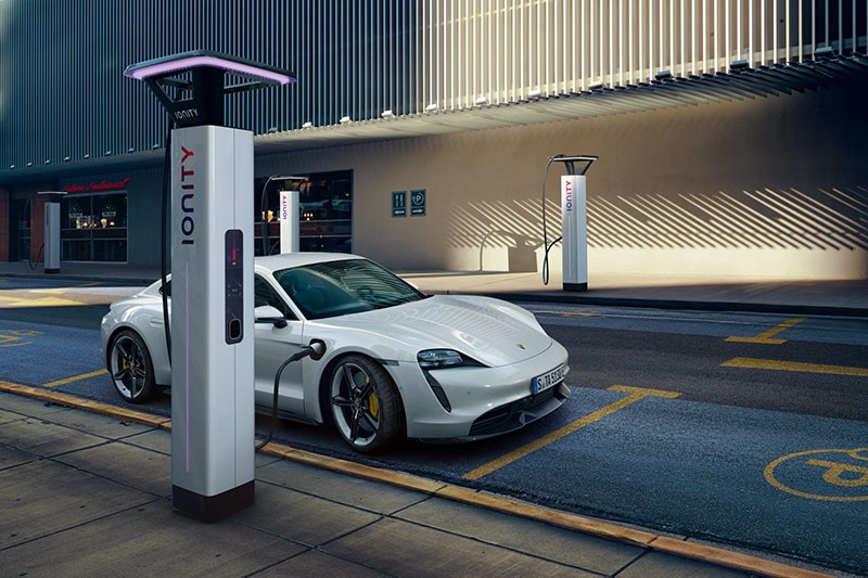 Porsche Taycan Mengaspal, Harga Mulai Rp 2,5 Miliar Porsche Taycan Indonesia dibanderol mulai Rp 2,5 miliar