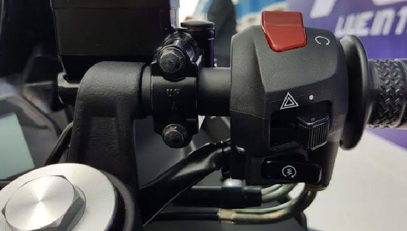 Beda Fitur Lampu Hazard Motor Honda dan Yamaha Fitur lampu darurat