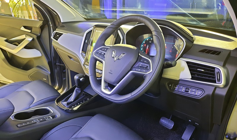 5 Perbedaan Wuling Almaz Vs Almaz RS, Mending Mana? interior wuling almaz vs almaz rs