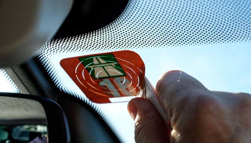 3 Cara Menghilangkan Bekas Stiker di Kaca Mobil yang Ampuh cara menghilangkan bekas stiker di kaca mobil